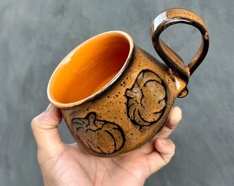Orange mugg med pumpor. Handgjorda keramikmuggar. Thanksgiving-mugg
