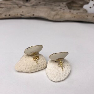 Petites boucles d'oreilles en porcelaine noire avec des points blancs et une ligne dorée image 3