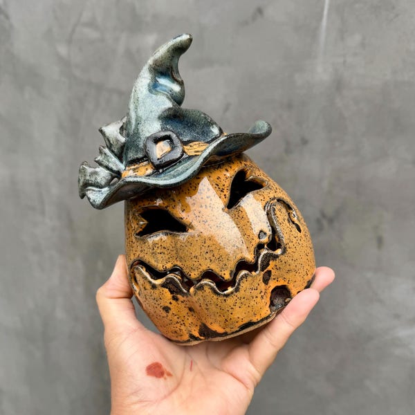 Decoración de Halloween, Jack-o'-lantern con sombrero de bruja. Candelabro de calabaza, luminaria - Hecho a mano - Rueda girada.