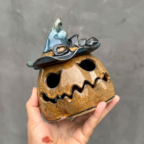 Decoración de Halloween, Jack-o'-lantern con sombrero de bruja. Candelabro de calabaza, luminaria - Hecho a mano - Rueda girada.