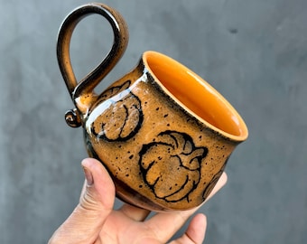 Orange mugg med pumpor. Handgjorda keramikmuggar. Thanksgiving-mugg