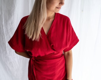 Robe en mousseline de coton doux. Robe portefeuille à manches kimono. Robe en double gaze. Robe col V. Robe à manches larges. Robe drapée. Robe d'été.