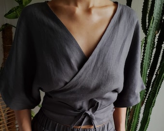 Leinen oben. Wickeltop aus Leinen. Wickelbluse aus Leinen. Kimono-Oberteil aus Leinen. Leinen Bluse. Bauchfreies Wickeltop aus Leinen. Wickel Top. Wickelbluse. Leinenabnutzung.