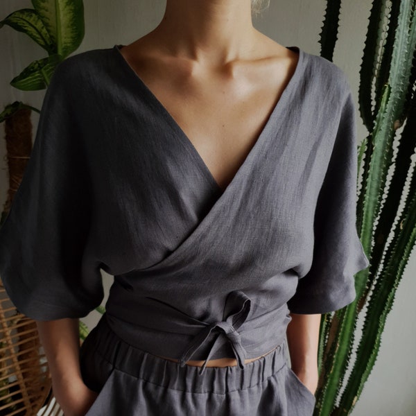 Leinen oben. Wickeltop aus Leinen. Wickelbluse aus Leinen. Kimono-Oberteil aus Leinen. Leinen Bluse. Bauchfreies Wickeltop aus Leinen. Wickel Top. Wickelbluse. Leinenabnutzung.