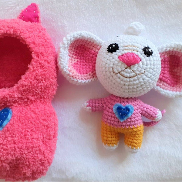 Crochet mouse with cocon