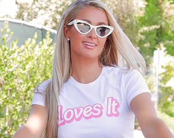 Paris Hilton LOVES IT Womens Tee - Paris Hilton Barbie Style T-shirt - Paris Hilton Slogan Y2K 2000s Mcbling