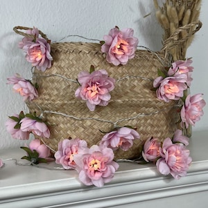 Catena luminosa a LED con bellissimi fiori in delicato viola, decorazione luminosa per interni ed esterni con timer