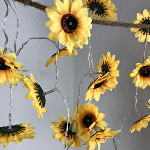 Catena luminosa a LED con girasoli, bellissima decorazione da appendere, anche come regalo