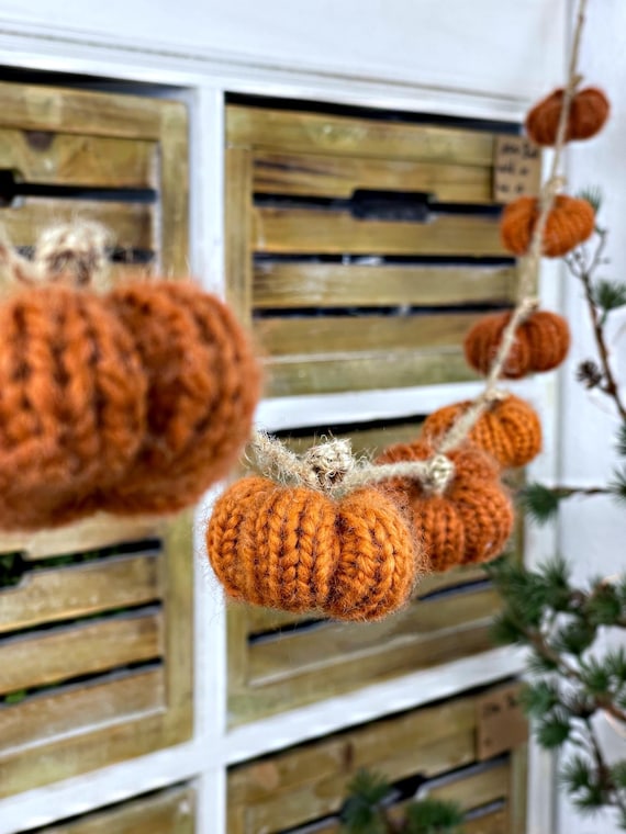 Kürbis Girlande zweifarbig,  Halloween , Herbstgirlande , Deko gestrickt, Fensterdeko
