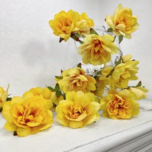 Fata di luci a LED con bellissimi fiori in un giallo caldo e vibrante, decorazioni luminose per interni ed esterni con timer