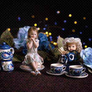 Peut inclure: Une scène fantaisiste avec une enfant et une poupée, entourées d'un service à thé aux motifs floraux bleus. L'ensemble comprend une théière, un sucrier, une crémière et deux tasses. De grandes fleurs bleues en tissu et des lumières bokeh ajoutent à l'atmosphère.
