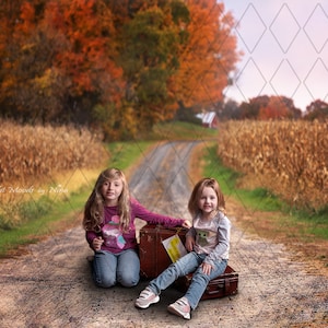 Könnte beinhalten: Zwei junge Mädchen sitzen auf einem Feldweg vor einem Maisfeld. Beide tragen Freizeitkleidung und haben Koffer neben sich. Der Weg ist von Bäumen mit Herbstlaub gesäumt.