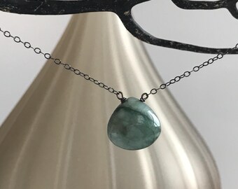 Rohe Smaragd Halskette, oxidierte Silberkette, natürlicher Smaragd Edelstein, Mai Birthstone, Layering Halskette, Minimalist Schmuck, Geschenkidee