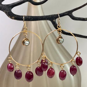 Robijnrode kroonluchteroorbellen, geboortesteen juli, gouden oorbellen, lange hangoorbellen, pareloorbellen, zomersieraden, bruidscadeau, cadeau voor haar