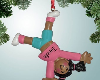 Tumbling Girl - Afroamerikaner - personalisierte Weihnachtsverzierung - Gymnastik - Turnerin - Wagen-Rad - Handständer - Spielplatz