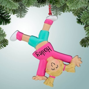 タンブリングガール - ブロンドの髪 - パーソナライズされたクリスマスオーナメント - 体操 - 体操選手 - カートホイール - 逆立ち - 遊び場