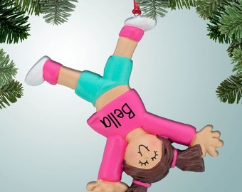 Tuimelend meisje - bruin haar - gepersonaliseerd kerstornament - gymnastiek - gymnast - karwiel - handstandaards - speeltuin