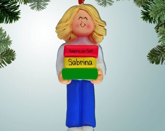 Lesemädchen mit Buchstapel - Blonde Haare - personalisierte Ornamente - Lesen