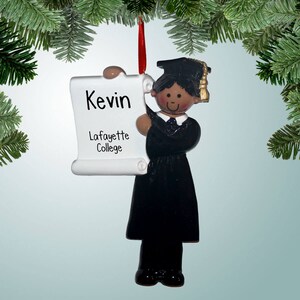 Afroamerikanischer bestandener - weiblich - Weihnachtsverzierungen - Beginn - schwarze Mütze und Kleid - Abschluss - Abschluss - Highschool grad - College