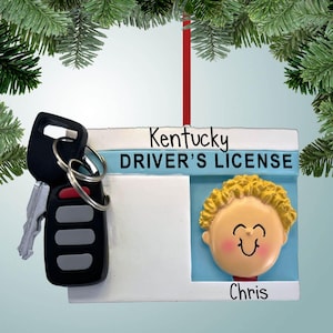 キーフォブ付き免許証 - 男性ブロンドのクリスマスオーナメント - 新規ドライバー - 初めての車 - 1台目 - トラック - 許可証 - 無料パーソナライゼーション