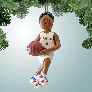 Personalisierter Basketball-Mann mit weißer Uniform - Afroamerikaner - Weihnachtsverzierung - Team-Geschenkideen - Star-Spieler - Dribbler