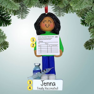 Tarjeta de vacunación - Piel oscura femenina - Adorno navideño personalizado - Totalmente vacunada - Pandemia - Inyección - Covid - Escritura perfecta