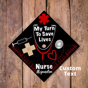 Pode incluir: Um gorro de graduação preto com uma estrela vermelha da vida, um estetoscópio, uma bandagem e uma seringa. O texto "My Turn To Save Lives" está escrito em branco. O texto "Nurse Alejandra" está escrito em branco. O texto "Custom Text" está escrito em branco.