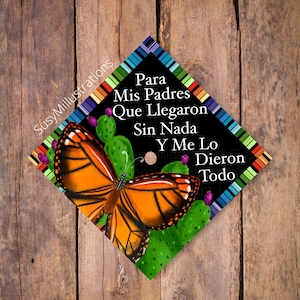 Puede incluir: Un gorro de graduación negro y colorido con un diseño de mariposa y cactus. El texto en el gorro dice "Para Mis Padres Que Llegaron Sin Nada Y Me Lo Dieron Todo".