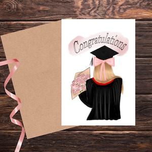 Kokette Glückwünsche grad druckbare Grußkarte, graduierter mit rosa Schleife, blonde graduierte graduierte, grad halten rosa Blumen, College-Abschluss