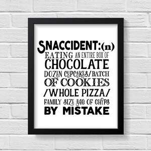 Peut inclure: Art mural imprimable noir et blanc avec le texte "SNACCIDENT:(n) EATING AN ENTIRE BOX OF CHOCOLATE DOZEN CUPCAKES/BATCH OF COOKIES /WHOLE PIZZA/ FAMILY SIZE BAG OF CHIPS BY MISTAKE"