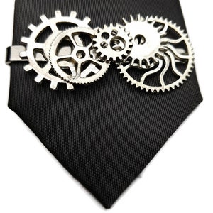 Pinza de corbata Steampunk plateada: accesorio para trajes con engranajes y engranajes