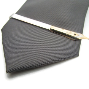 Fermacravatta a forma di penna stilografica in argento: regalo letterario, accessorio per abito