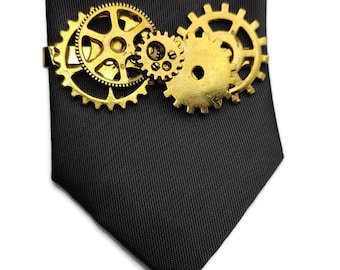 Pinza de corbata Steampunk dorada: accesorio para traje con mecanismo de relojería