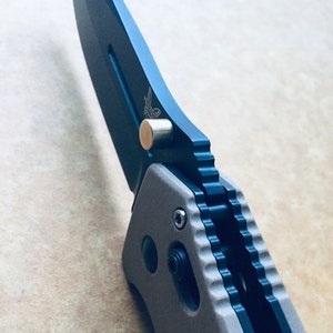 Se adapta al perno de pulgar Benchmade Adamas 275 CAÑÓN DE LATÓN Se adapta a muchos modelos Benchmade Bugout 535 Bugout 533 Griptilian Freek Bailout• 1x perno de pulgar