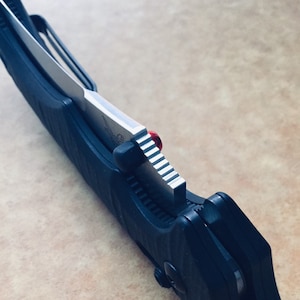 Replacement Thumb Stud For Benchmade 560 565 575 585 595 940 943 537 + More Benchmade Knives • 1x HELMET RED SCREW Stud Per Order Benchmade