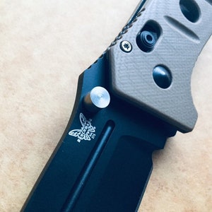 Fits Benchmade Knives Thumb Stud Benchmade Upgrade Stud Many Benchmade Models Listed 1x SILVER BARREL Thumb Stud Per Order Benchmade Knives