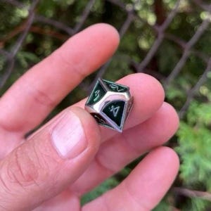 Dados multicaras Acabado pulido 1 dado por pedido 40 pies por minuto Corte rápido Adorno plateado verde Fidgets Pocket Gear Dados de corte de calidad Dados de calidad