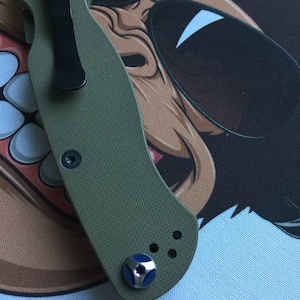 Fits Spyderco Paramilitary 2 • Designer Custom Lanyard Stud • Blue/Silver • Model D