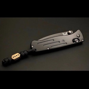 Compatible con Benchmade Mini Bugout Mini Griptilian Mini Osborne Mini Freek Aerospace TITANIUM • 1x perno de pulgar por pedido Más modelos de Benchmade listados