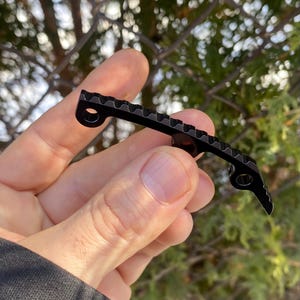 Serve para Hinderer XM-18 3,5” (somente) espaçador traseiro de alumínio preto anodizado • Hardware de atualização Hinderer CNC personalizado XM-18 3,5” / 1x espaçador traseiro