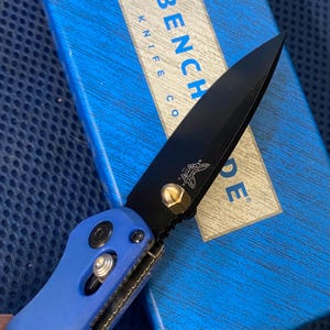 Se adapta a los modelos de cuchillos Benchmade • Perno de pulgar superior de latón ACORN • Repuestos de latón macizo Benchmade • Actualizaciones de cuchillos personalizados - 1x Perno de pulgar