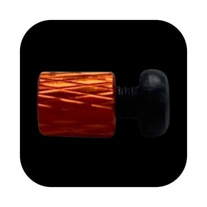 Puede incluir: Primer plano de un tornillo de metal de color cobre con una perilla de plástico negro. El tornillo tiene una superficie texturizada.