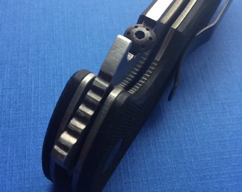 Compatible con los modelos de cuchillos Emerson Tornillo de disco de pulgar GALAXY negro • Sistema de apertura todo en uno • Actualizaciones personalizadas de Emerson Discos de cuchillos Emerson - 1x Disco