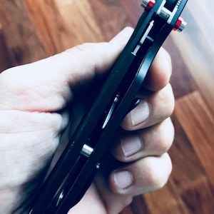 Spyderco Manix 2 • チタン ミリタリー リブ • スケール インサート スクリュー 2 本 - レッド