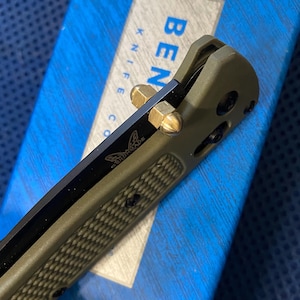 Compatible con los modelos de cuchillos Benchmade. Parte superior de bellota de latón doble. Perno de pulgar. Repuestos de latón macizo de Benchmade. Mejoras de cuchillos personalizados: 1x Perno de pulgar.
