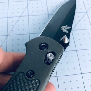 Se adapta a los cuchillos Benchmade Perno de pulgar Perno de mejora de Benchmade Muchos modelos de Benchmade listados • 1x Perno de pulgar SPIKE por pedido Piezas de cuchillos Benchmade