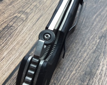 Coltelli Emerson • Vite di ricambio TORX in titanio per il disco del pollice. Compatibile con molti modelli Emerson. Viti di aggiornamento per coltelli personalizzati (1 vite, senza disco).