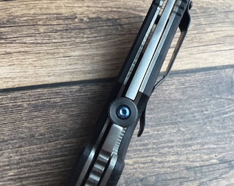 Vite di ricambio Torx in titanio blu per coltelli Emerson (solo vite, disco non incluso). Compatibile con molti modelli Emerson. Viti di aggiornamento per coltelli personalizzati.