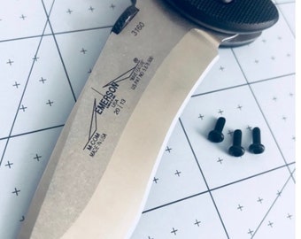 Compatible con modelos de navajas Emerson Tornillos TORX T8 NEGROS • 3 tornillos de repuesto para clip de bolsillo • Tornillos personalizados para navajas Emerson Compatible con modelos Emerson