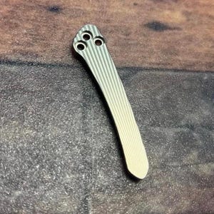 Spyderco Stretch + Salt 2モデルに適合 3Dミルドチタンポケットクリップ 説明に記載されている互換性のあるSpydercoモデル クリップ1個 - ライン仕上げ
